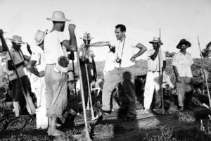 Alberto Jacob com trabalhadores rurais no norte do país 