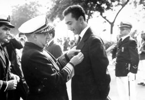 Alberto Jacob recebendo condecoração da Marinha pela cobertura da Guerra da Lagosta  em 1963