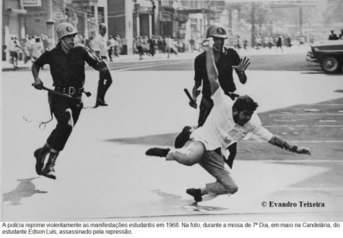 21-06-1968-Repressao-a-estudantes-foto-de-Evandro-Teixeira