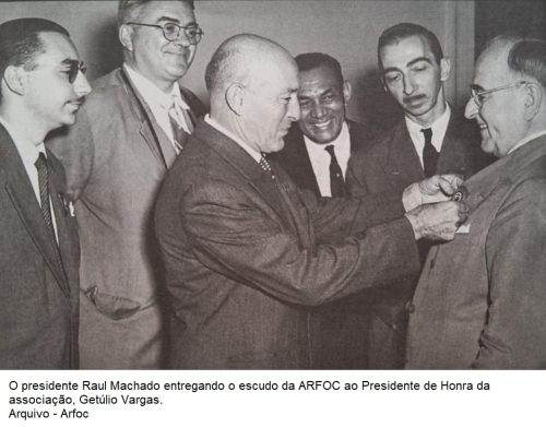 Raul-Machado-entrega-escudo-ARFOC-a-Getulio